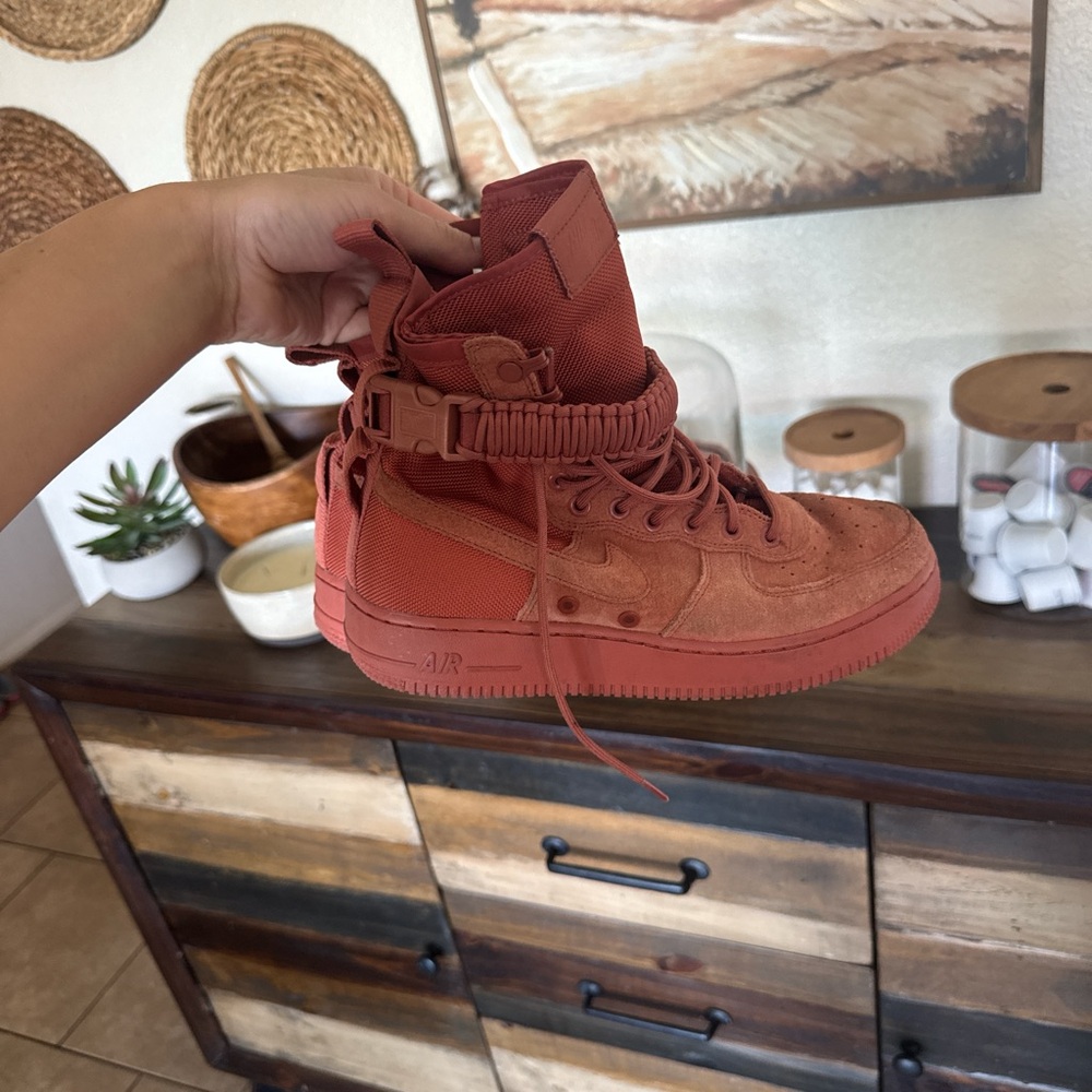 Nike High-Top Suede Sneakers in dusty peach - Picture 2 of 4